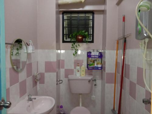 Salle de bains dans l'établissement A room in Aparnt Sri Impian