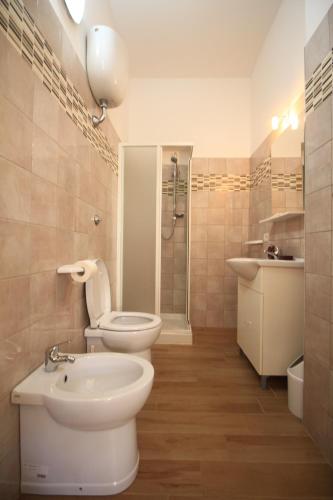 ボーザにあるAppartamenti Villa Elisaのバスルーム(トイレ、洗面台、シャワー付)