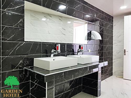 Un baño de Garden Hotel