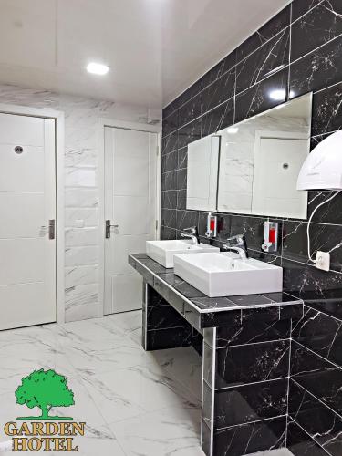 Un baño de Garden Hotel