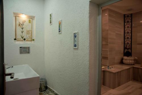 Ένα μπάνιο στο Blue Tuana Hotel Old City