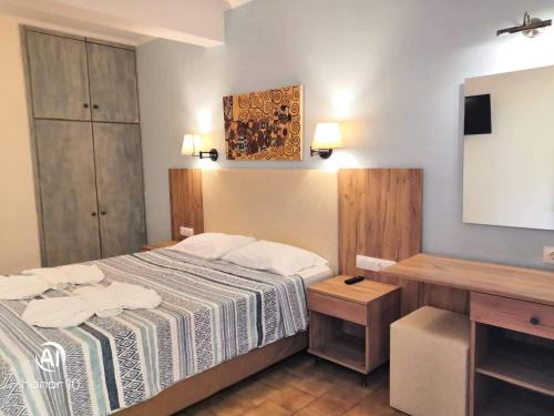 Una cama o camas en una habitación de Hill Lofos Hotel