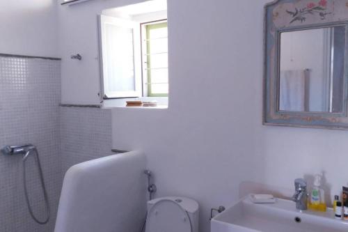 Um banheiro em Artistic Cycladic Residence with spectacular panoramic view