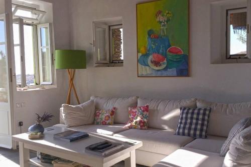 Uma área de estar em Artistic Cycladic Residence with spectacular panoramic view