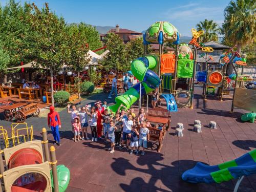 Herní místnost nebo prostor pro děti v ubytování PalmaNova Resort