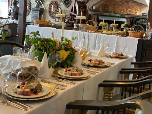 a long table with plates of food on it at Pensiunea Apfelhaus in Cisnadioara