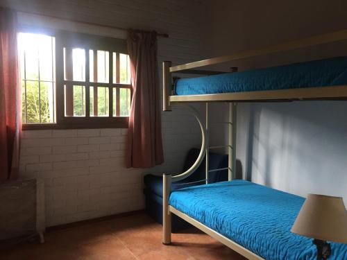 1 dormitorio con 2 literas y ventana en Casa muy cómoda y acogedora, en Punta del Este