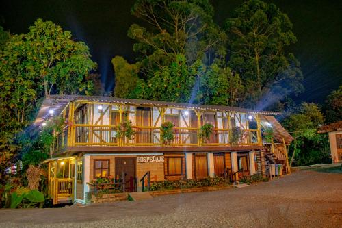 サンタ・ロサ・デ・カバルにあるHotel Campestre Lagos de Venecia - Chalet, glamping, camping y overlandingの夜の家