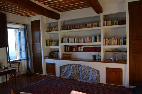 une chambre avec des étagères, une chaise et une table dans l'établissement Maison Honorine, à Mons