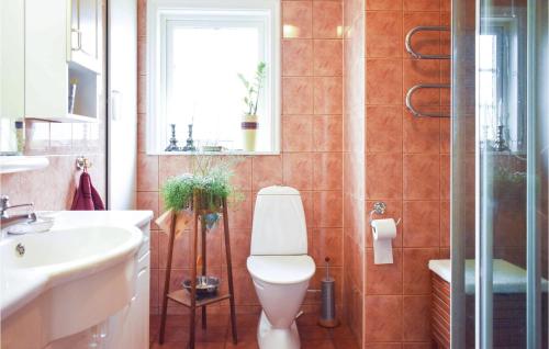 Vonios kambarys apgyvendinimo įstaigoje 3 Bedroom Cozy Home In Karlshamn