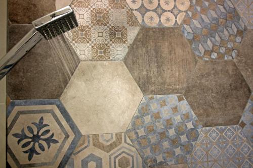 eine Draufsicht auf einen gefliesten Boden in einem Badezimmer in der Unterkunft Salentuosi - Salento Mille e una Notte in Racale