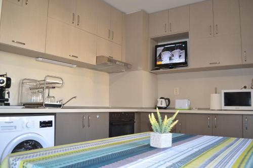 A kitchen or kitchenette at Апартамент Миг