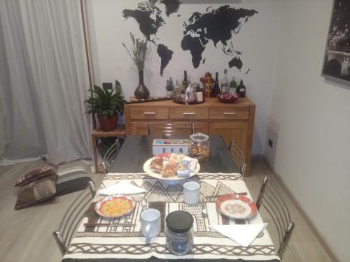 a room with a table with a world on the wall at L'angolo di Betti in Rivergaro