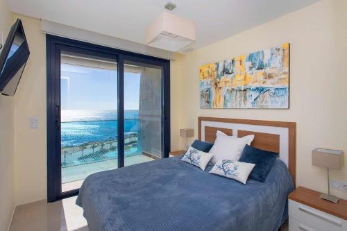 ein Schlafzimmer mit einem Bett mit Blick auf das Meer in der Unterkunft CH Oasis Sea Senses Punta Prima in Torrevieja