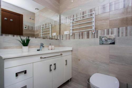 ein Badezimmer mit Waschbecken und Toilette in der Unterkunft CH Oasis Sea Senses Punta Prima in Torrevieja
