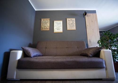 a couch in a living room with two pillows at Binario 9 3/4 in Villafranca Piemonte