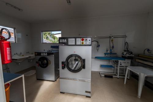 a laundry room with a washer and a washing machine at Hospedaria Santo Antônio in Diamantina