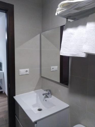 a bathroom with a sink and a mirror at Casa Javi y Carmen 2 Iz in Coto Ríos