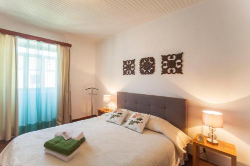 ノルデスチにあるCasa da Courelaのベッドルーム1室(大型ベッド1台、枕2つ付)