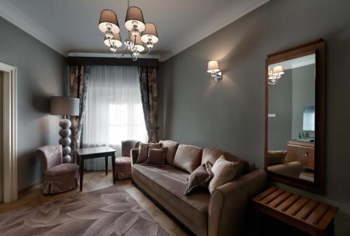 salon z kanapą i lustrem w obiekcie Pałac Cieleśnica w mieście Cieleśnica