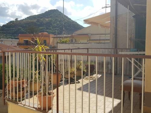 Gallery image of Casa tranquilla e luminosa con terrazzo a due passi dal mare in Brolo
