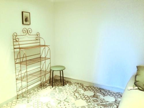 - un coin d'une pièce avec une chaise et un tabouret dans l'établissement La Terrasse du Mole, à Sète