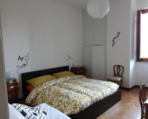 ein Schlafzimmer mit einem Bett in einem Zimmer in der Unterkunft Lupo Azzurro in Siena