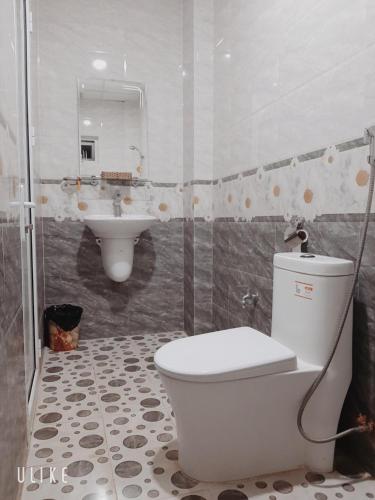 a bathroom with a toilet and a sink at Minh Manh Hotel in Pleiku