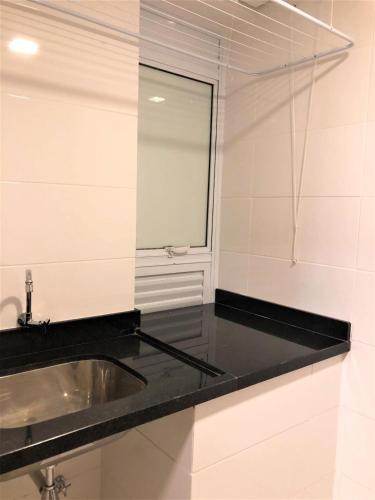 a bathroom with a sink and a mirror at Casa na praia LINDA de JUQUEHY in São Sebastião