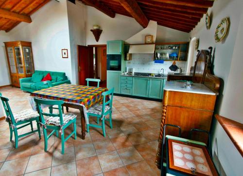 una cucina e una sala da pranzo con tavolo e sedie di Villa Magni a Pistoia
