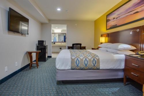 Tempat tidur dalam kamar di SureStay Plus Hotel by Best Western Chula Vista West