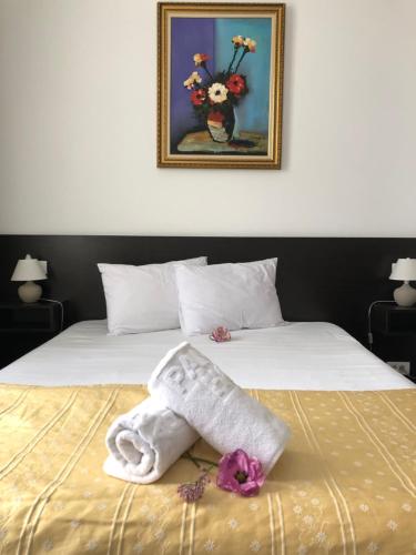 
Un pat sau paturi într-o cameră la London Hotel
