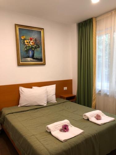 um quarto com uma cama com duas toalhas em London Hotel em Constança