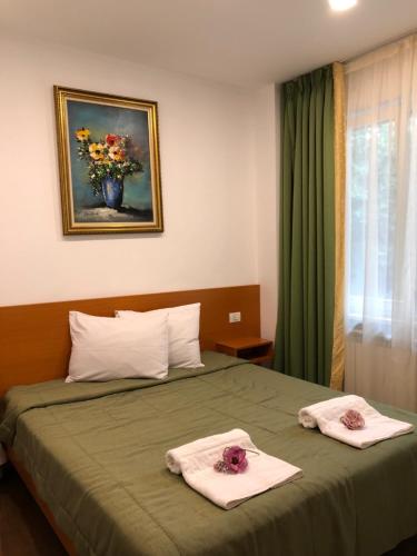 Postel nebo postele na pokoji v ubytování London Hotel