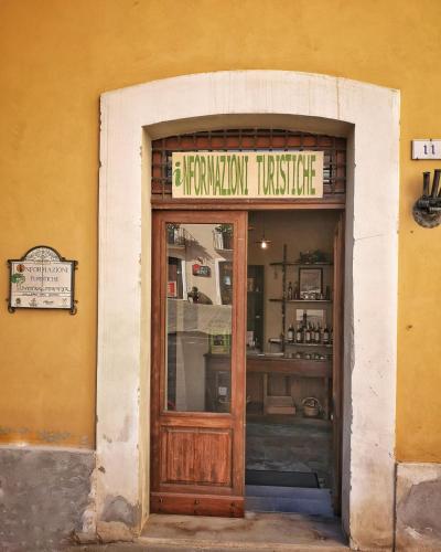 an entrance to a restaurant with a sign above the door at Vico-Letto studio apartment in Guardiagrele
