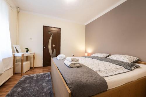 A bed or beds in a room at Cozy, quiet & family friendly in Arad