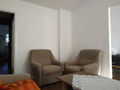 Mieszkanie Nad Sanem في سانوك: كرسيين وطاولة في غرفة المعيشة