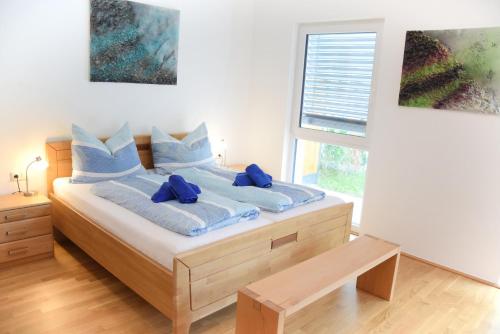 シュラートミンクにあるHaus Konnyのベッドルーム1室(青い枕のベッド1台、窓付)