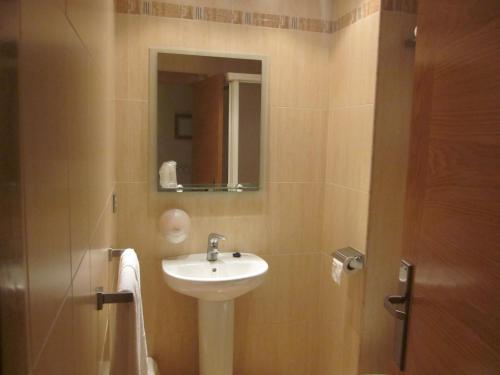 a bathroom with a sink and a mirror at Hotel Totana Sur in Totana