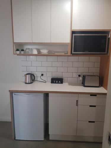 Una cocina o cocineta en Modern, private and close to town.