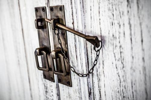 a metal door with a chain attached to it at Baan Suan Krung Kao in Phra Nakhon Si Ayutthaya
