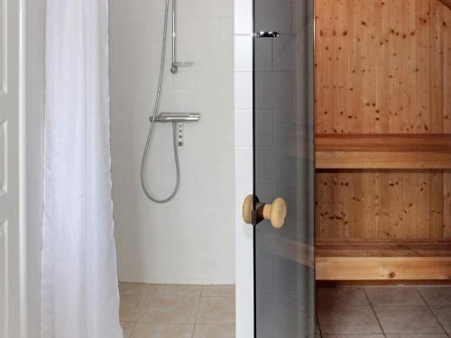 Kylpyhuone majoituspaikassa 4 star holiday home in Gjern