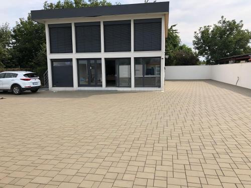 un edificio con un'auto parcheggiata di fronte di Luxusný apartmán s bezplatným parkovaním v objekte a self-checking a Brenner