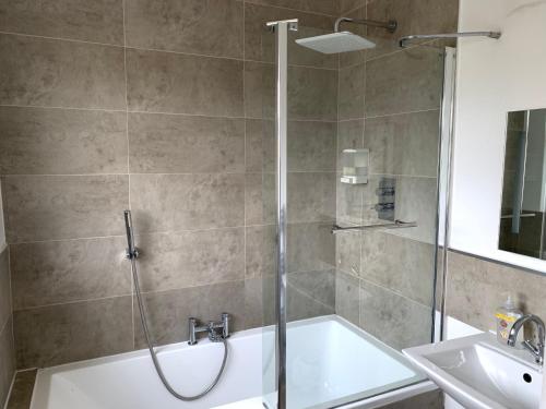 Gallery image of The Great Airport Place- Private Bathroom each room in Harmondsworth