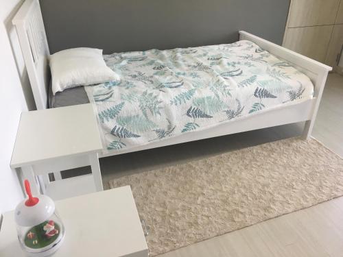 1 dormitorio pequeño con 1 cama y 2 mesas en Jeju The Heaven, en Jeju