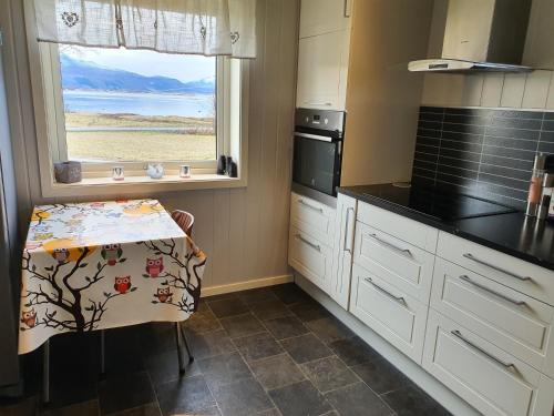 Kjøkken eller kjøkkenkrok på 1 Room in The Yellow House, close to Airport & Lofoten
