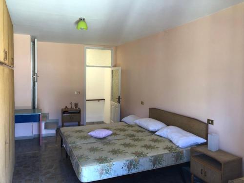 ein Schlafzimmer mit einem Bett mit zwei Kissen darauf in der Unterkunft Il Riccio, Valle Roveto Country House in Roccavivi