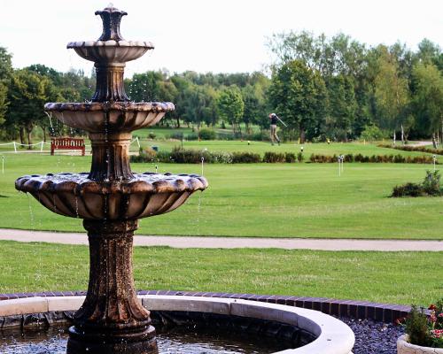 Ein Garten an der Unterkunft Calderfields Golf & Country Club