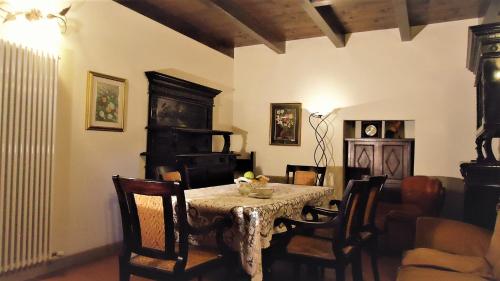 uma sala de jantar com mesa e cadeiras em Antico Borgo dell'Anconella - grande appartamento rustico em Anconella