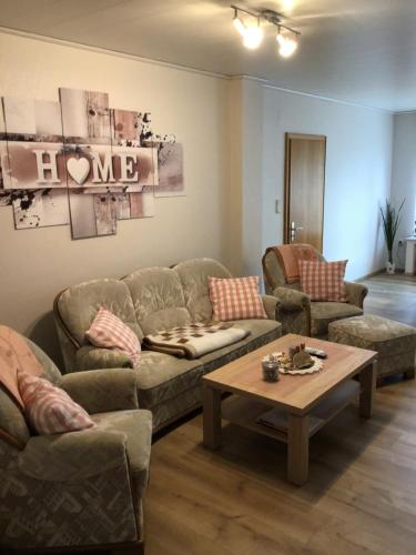 a living room with couches and a coffee table at Ferienwohnung am Wiehengebirge in Hüllhorst